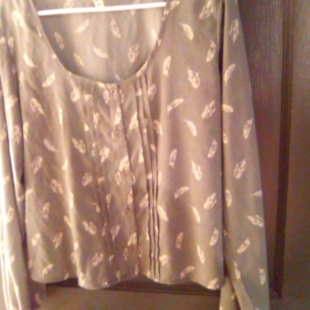 MUDD ladies long sleeve button up blouse. Size XL